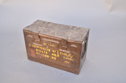 GB- Caisse à munition en métal peint daté...