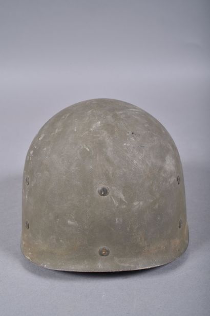 US- Casque M1. Coque en acier vert foncé...