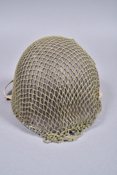 US- Casque M1. Coque en acier peinte en kaki...