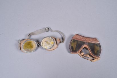 US- Deux paires de lunettes. Un modèle avec...