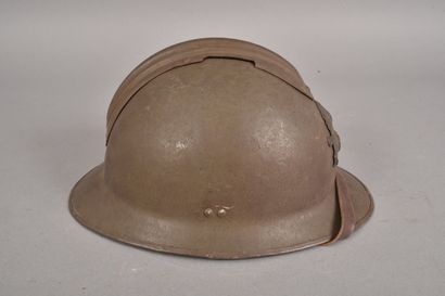 Casque Adrian m/26 avec attribut de l'artillerie...