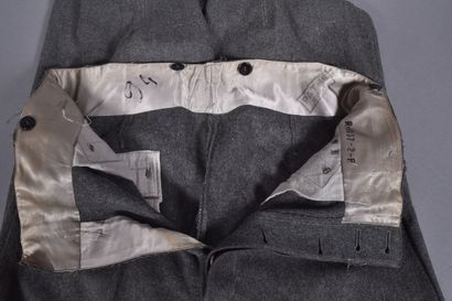 Pantalon droit en laine feldgrau. Deux poches...