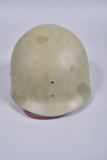 US- Casque M1. Coque en acier peinte en kaki...