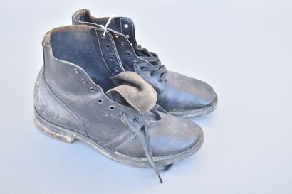 GB- Paire de brodequins en cuir noir, taille...