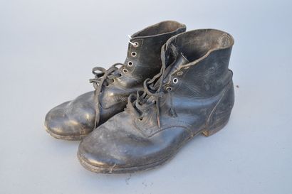 All- Paire de brodequins en cuir noirci,...