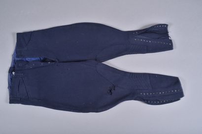 Fr- Culotte en drap bleu chasseur. Accidents...
