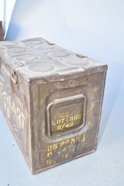 GB- Caisse à munition en métal peint daté...