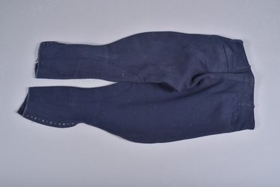 Fr- Culotte en drap bleu chasseur. Accidents...