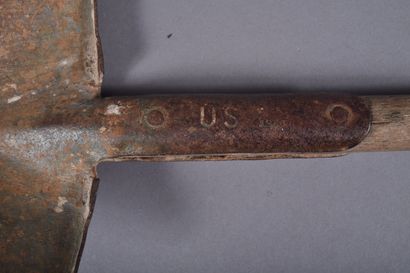 US-Pelle M-1910 à manche en T datée 1943...
