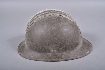 Casque Adrian m/26 avec attribut de chasseur...