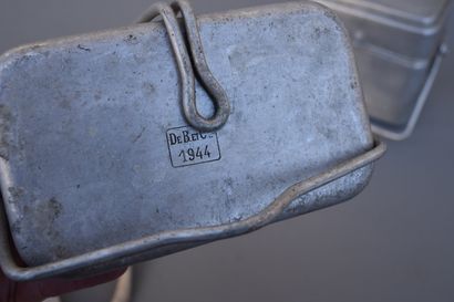 Lot d’équipements: Deux bidons recouverts...