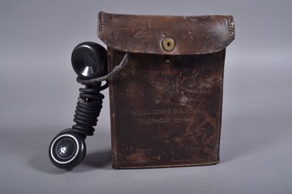 US- Téléphone de campagne EE-8 dans son étui...