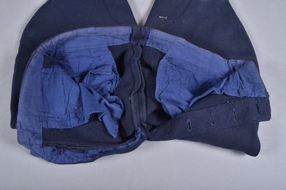 Fr- Culotte en drap bleu chasseur. Accidents...