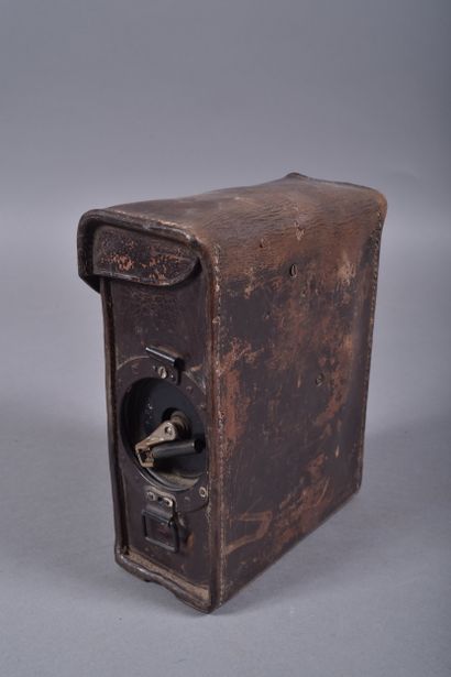 US- Téléphone de campagne EE-8 dans son étui...