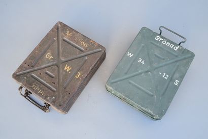 ALL- Deux boites à obus de mortier Grenade...