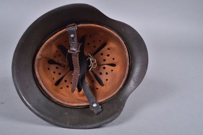 Casque Allemand mod 42, 1 insigne w. Coque...