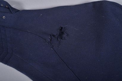 Fr- Culotte en drap bleu chasseur. Accidents...