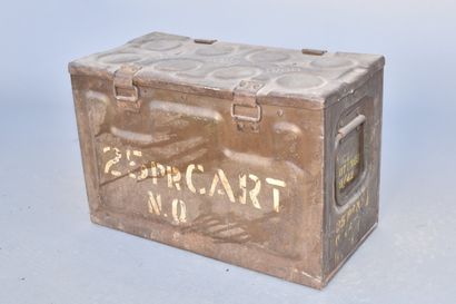 GB- Caisse à munition en métal peint daté...