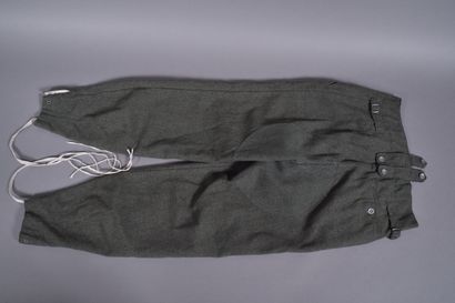 All. Pantalon de troupe en drap feldgrau,...
