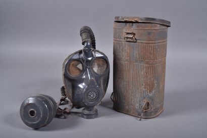Fr- Masque à gaz modèle 1934 de la Marine...
