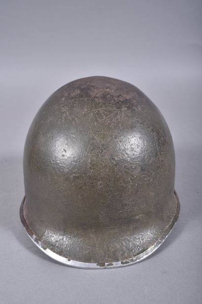 US- Casque M1. Coque en acier vert foncé...
