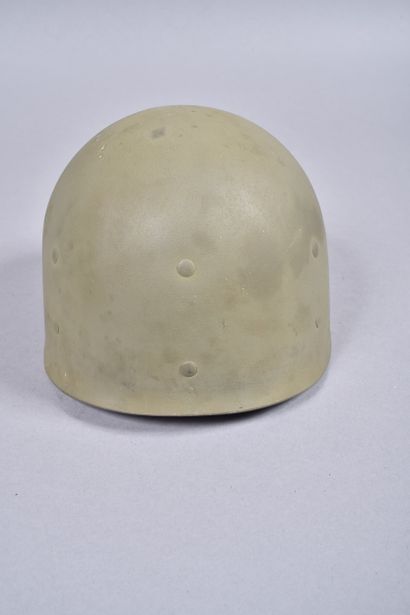 US- Casque M1. Coque en acier peinte en kaki...