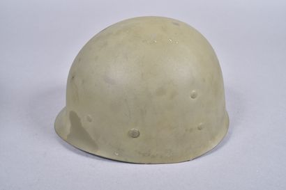 US- Casque M1. Coque en acier peinte en kaki...