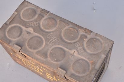 GB- Caisse à munition en métal peint daté...