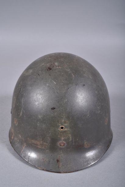 US- Casque M1. Coque en acier peinte avec...