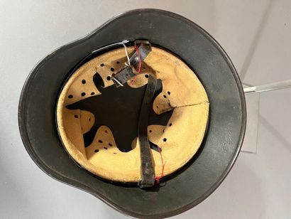 Casque Allemand m/40 de l'armée de terre...