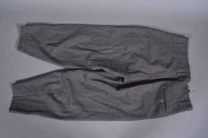 Pantalon droit en laine feldgrau. Deux poches...