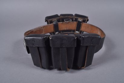 All. Ceinturon en cuir noir avec deux cartouchières,...