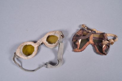 US- Deux paires de lunettes. Un modèle avec...