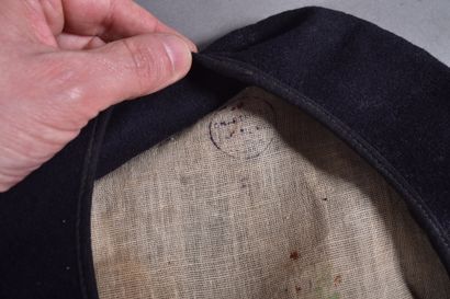 ALL. Couvre casquette en drap bleu marine,...