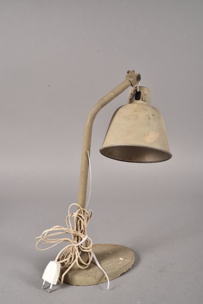 ALL.- Lampe de bunker en métal peint vert....