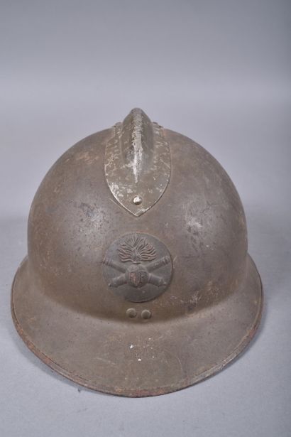 Casque Adrian m/26 avec attribut de l'artillerie...