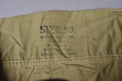 US- Trois caleçons en coton kaki, daté 1944,...