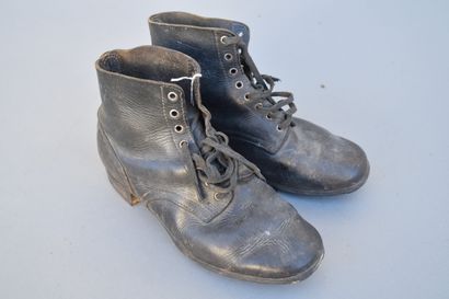 All- Paire de brodequins en cuir noirci,...