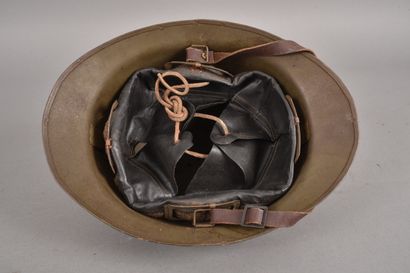Casque Adrian m/26 avec attribut de l'artillerie...