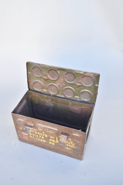 GB- Caisse à munition en métal peint daté...