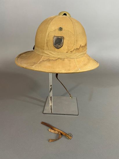 Casque tropical Italien réutilisé par l'armée...