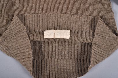 Fr- Pull modèle 1940 en laine kaki. Col rond....