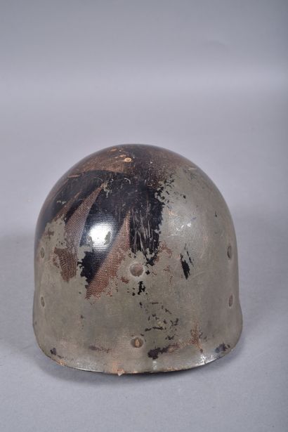US-Casque M1. Coque en acier peinte vert...