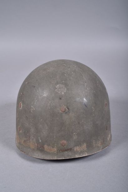 US- Casque M1. Coque en acier repeinte vert...