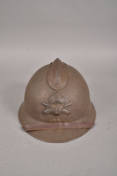 Casque Adrian m/26 avec attribut de l'artillerie...