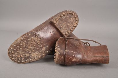 Fr. Une paire de brodequins à semelle cloutée...