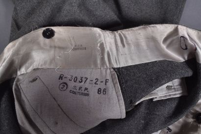 Pantalon droit en laine feldgrau. Deux poches...