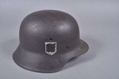 Casque Allemand mod 42, 1 insigne w. Coque...