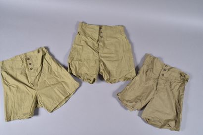 US- Trois caleçons en coton kaki, daté 1944,...