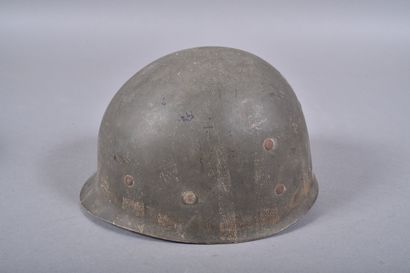 US- Casque M1. Coque en acier repeinte vert...